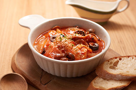 Chicken and shimeji mushrooms simmered in tomato sauce